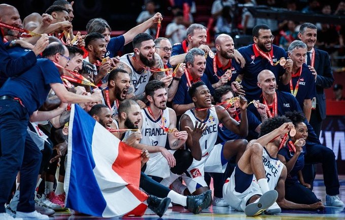 Prancūzijos rinktinė džiaugiasi bronza (FIBA nuotr.)