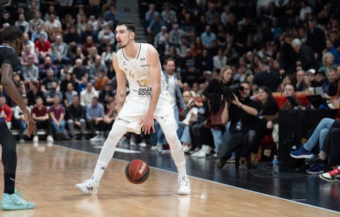N.De Colo pateisino lyderio etiketę