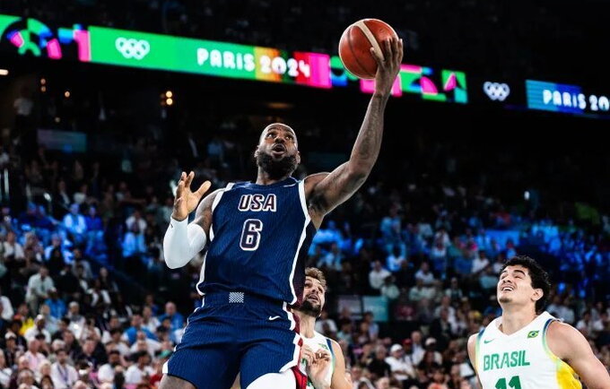 L.Jamesas vedė amerikiečius solidžiame atkrintamųjų starte (FIBA nuotr.)
