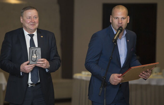 Tarp A.Bieliausko ir M.Ignatavičiaus perbėgo juoda katė (www.kavolelis.lt)