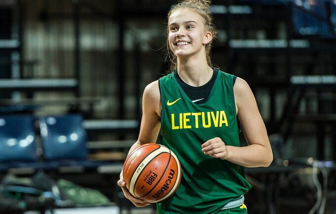 J.Jocytė buvo apdovanota (Krepšinio namų nuotr.)