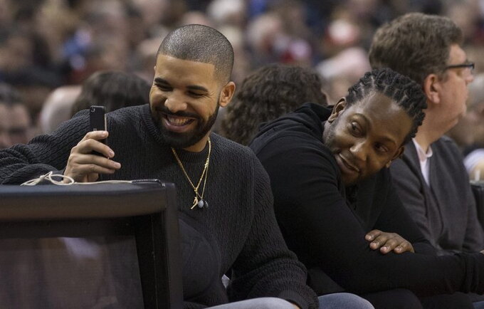 Reperis Drake'as išmušė iš vėžių Čikagos ekipos žaidėją (Scanpix nuotr.)