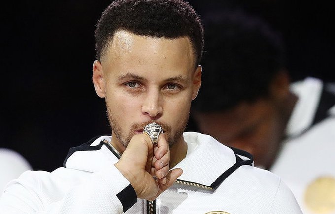 S.Curry atsiėmė NBA čempiono žiedą (Scanpix nuotr.)