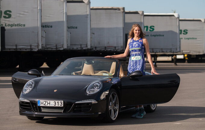 „Hoptrans-Sirenų“ krepšininkės pozavo šalia prabangių automobilių (G.Bubliausko nuotr.)