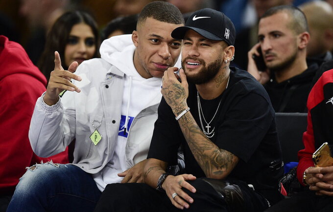 K.Mbappe ir Neymaras stebėjo NBA mačą (Scanpix nuotr.)