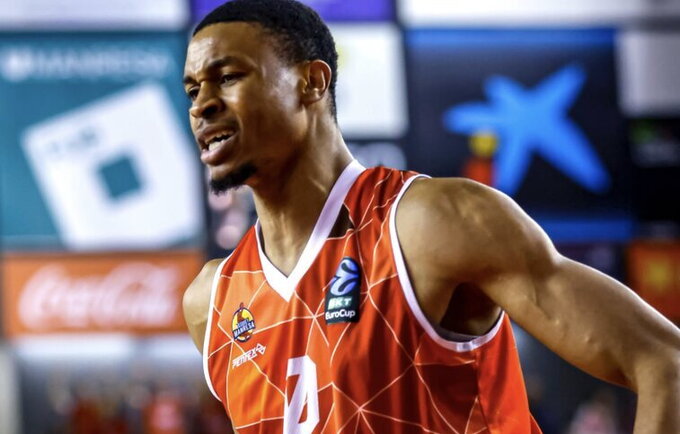 K.Akobundu-Ehiogu prisistatė „Žalgirio“ gerbėjams (Euroleague.net)