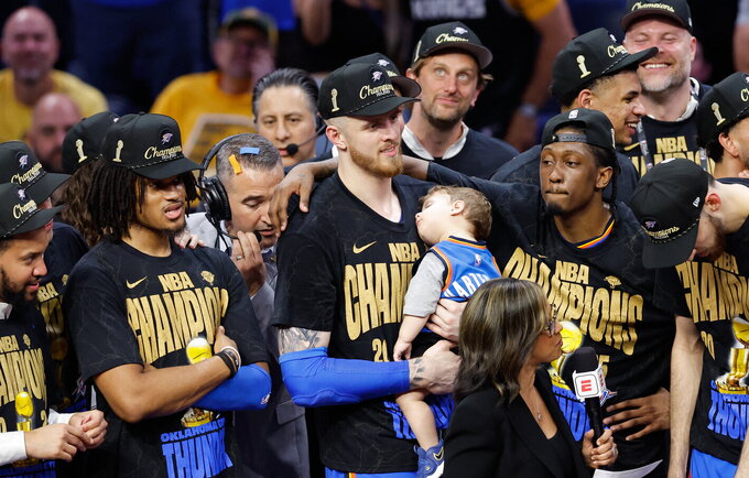 I.Hartensteinas keldamas NBA trofėjų prisiminė Lietuvoje pasiektus titulus (Scanpix nuotr.)