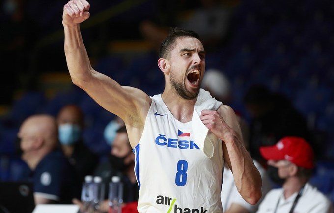 T.Satoransky žygiuos Čekijos delegacijos priekyje (FIBA nuotr.)