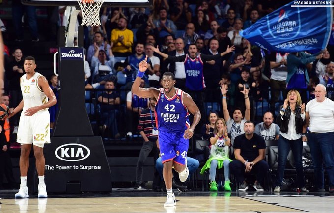 B.Dunstonas lieka „Anadolu Efes“ sudėtyje