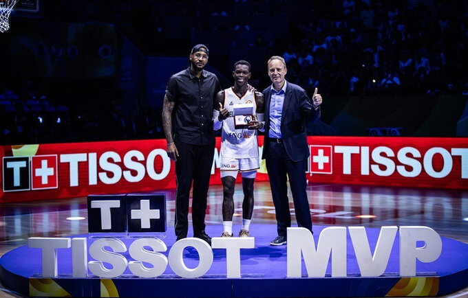 C.Anthony pasveikino D.Schroderį (FIBA nuotr.)