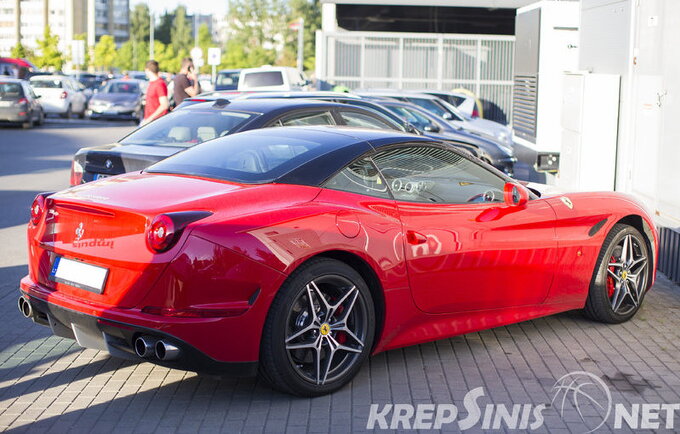 R.Milašiaus „Ferrari“ traukė praeivių akį (www.kavolelis.lt)