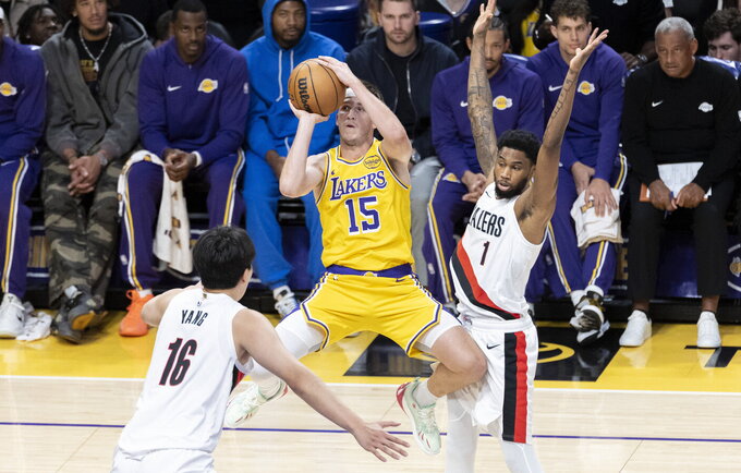 A.Reavesas ilgam liks „Lakers“ (Scanpix nuotr.)