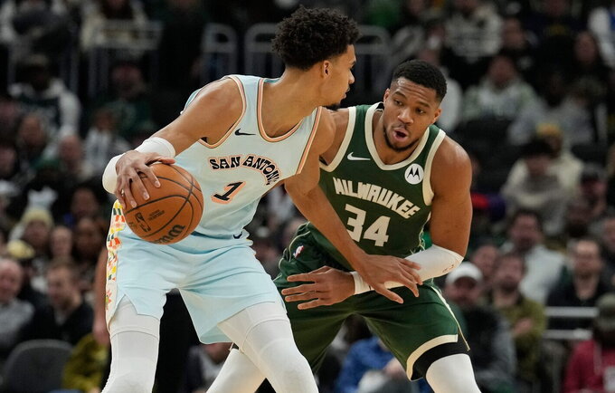 V.Wembanyama nerado būdų įveikti „Bucks“ gynybą (Scanpix nuotr.)
