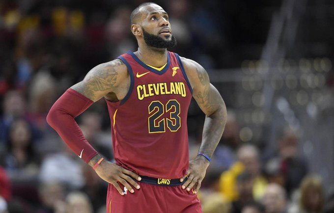L.Jamesas neišgyvena dėl „Cavaliers“ pralaimėjimų (Scanpix nuotr.)