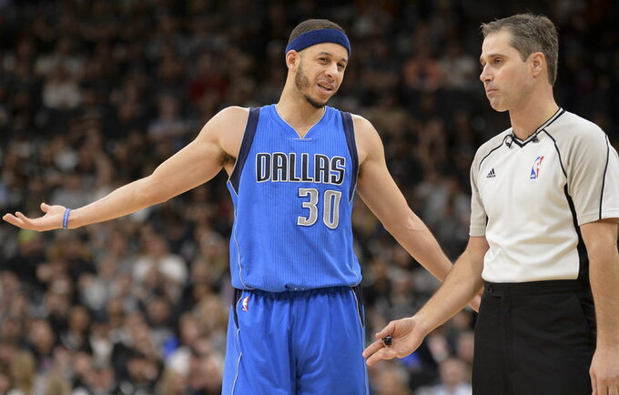 S.Curry tampa vienu „Mavericks“ lyderių (Scanpix nuotr.)