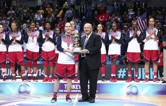 JAV moterys apgynė čempionių titulą (FIBA nuotr.)