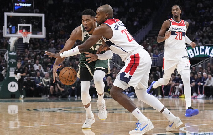 Kh.Middletonas turėjo problemų su puikiai pažįstamu G.Antetokounmpo (Scanpix nuotr.)