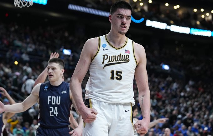 Z.Edey nusprendė grįžti į NCAA (Scanpix nuotr.)