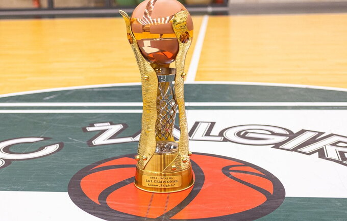 „Žalgiris“ paaukojo savo iškovotą taurę („Žalgirio“ nuotr.)
