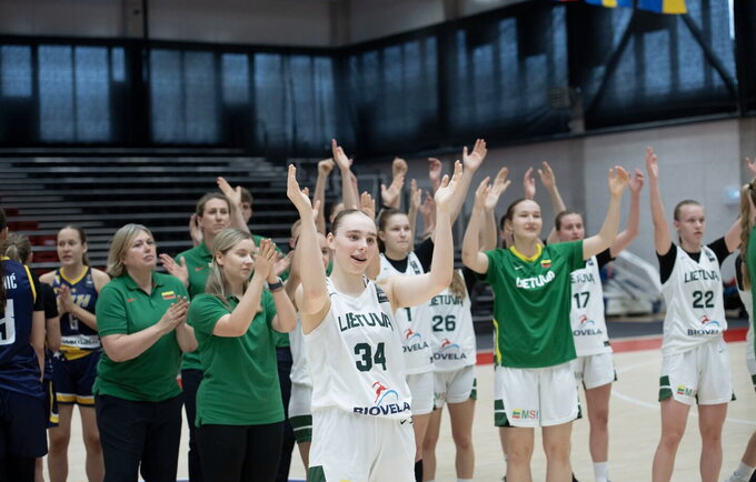 Merginos žengia toliau (FIBA nuotr.)