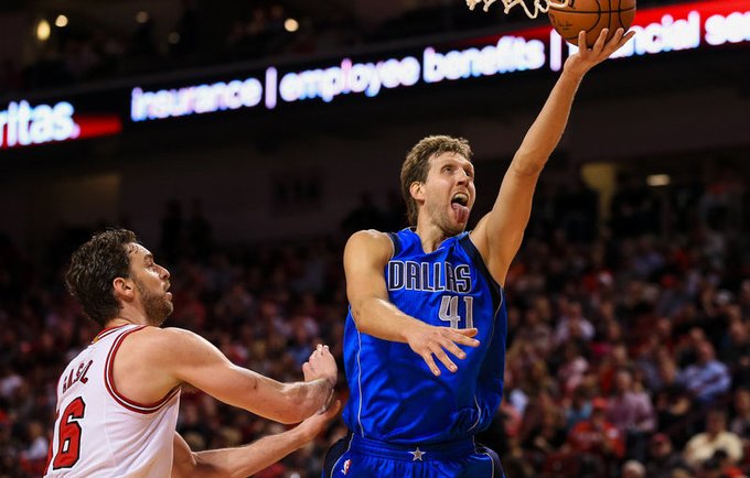 D.Nowitzkis nepraleido progos pasišaipyti iš P.Gasolio (Scanpix nuotr.)