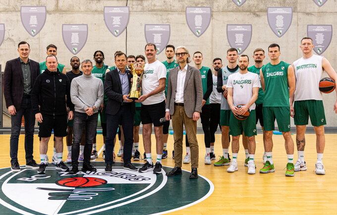 „Žalgiris“ atgavo „Radarom!“ akcijoje parduotą trofėjų (Žalgirio nuotr.)
