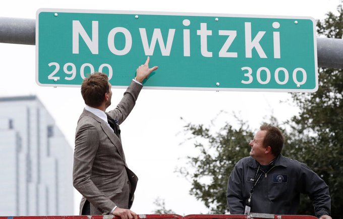 D.Nowitzki atidengė naują gatvės pavadinimą (Scanpix nuotr.)
