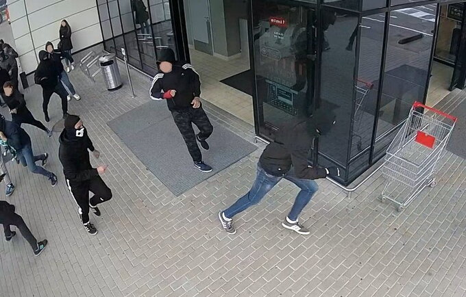 Įtarimai „Ryto“ sirgaliams: policija nustatė, kas prie parduotuvės užpuolė „Žalgirio“ aistruolius