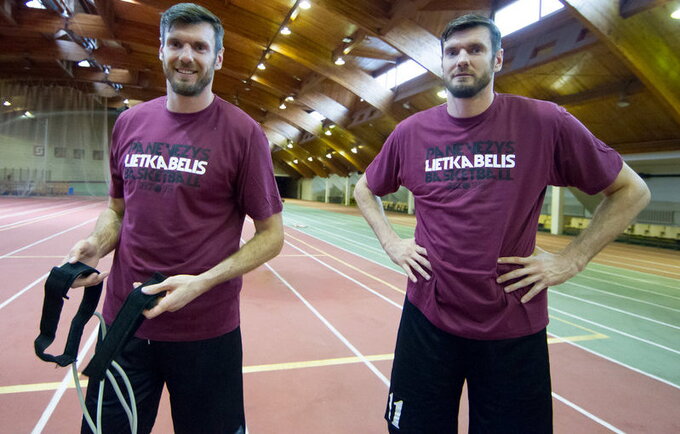 Broliai Lavrinovičiai jau pasimatavo „Lietkabelio“ marškinėlius (www.kavolelis.lt)