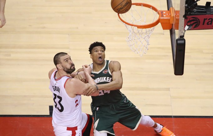 G.Antetokounmpo neišdildomą įspūdį paliko M.Gasolio ir K.Leonardo gynyba (Scanpix nuotr.)