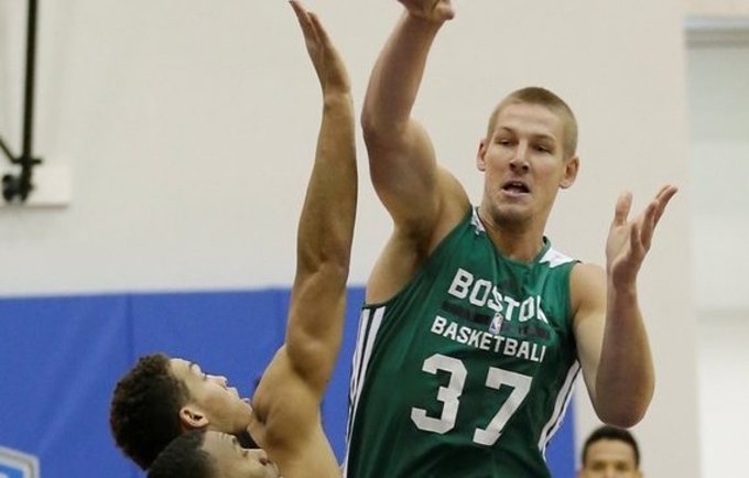Vidurio puolėjas kol kas nedebiutavo NBA (Scanpix nuotr.)