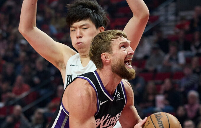D.Sabonis turėjo vargo su Y.Hansenu (Scanpix nuotr.)