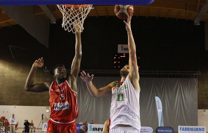 C.Capela neblokavo nė vieno varžovų iš Portugalijos metimo (FIBA Europe nuotr.)