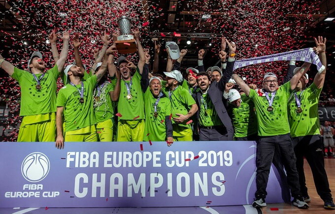 Sasario klubas džiaugėsi trofėjumi (FIBA Europe nuotr.)