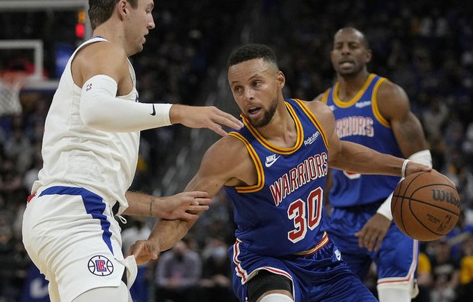 Individualus S.Curry šou dramatiškai parklupdė svečius iš Los Andželo