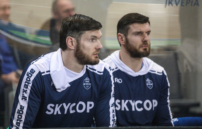 Lavrinovičiai: apie V.Romanovą, neišsiųstą žinutę „Maccabi“ ir „Žalgirio“ mače bei juoktis verčiančią motyvacinę kalbą, kokios nesate girdėję