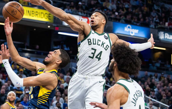 G.Antetokounmpo šį sezoną sunkiai tvarkosi su „Pacers“ (Scanpix nuotr.)