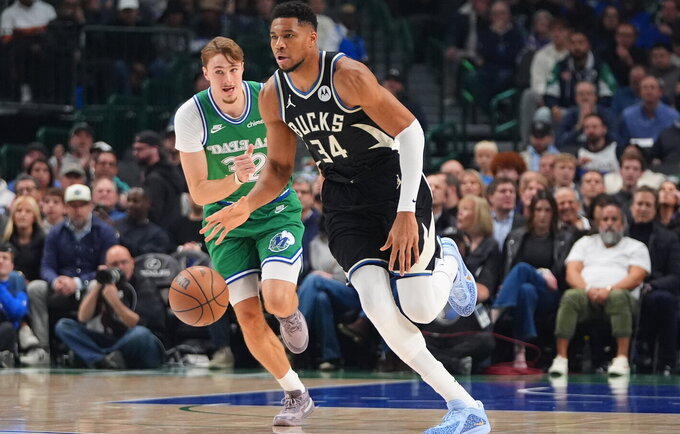G.Antetokounmpo aplenkė C.Flaggą (Scanpix nuotr.)
