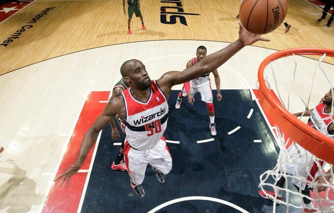 E.Okaforas bandys grįžti į NBA (Scanpix)