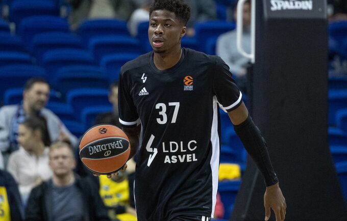 K.Antetokounmpo galingai įkrovė kamuolį iš viršaus (Scanpix nuotr.)