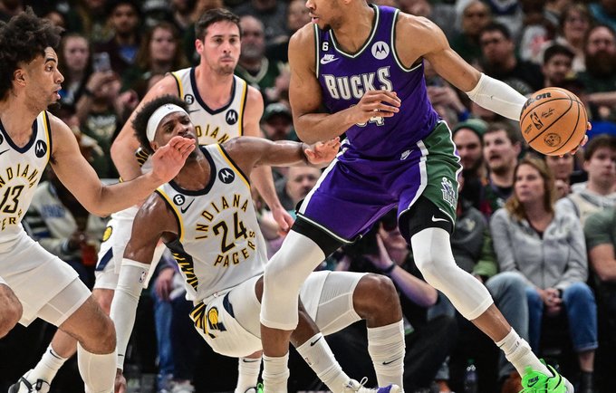 Kietai stabdytas G.Antetokounmpo prisirinko pražangų (Scanpix nuotr.)