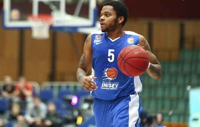 D.J.Cooperis domina Atėnų ekipą
