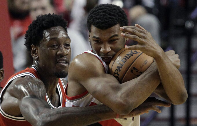 R.Price'ui (dešinėje) tai bus jau dešimtas sezonas NBA (Scanpix nuotr.)