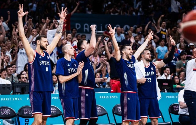 Serbai sulaukė dovanų (FIBA nuotr.)