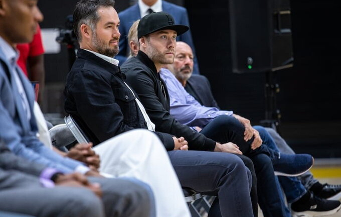 J.Busso sūnūs atleisti iš Los Andželo klubo