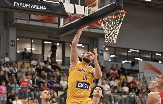 S.Michailiukas šiame „lange“ dominuoja (FIBA nuotr.)