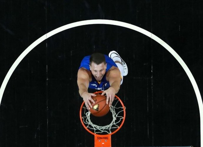 R.Gustys pelnė 2 taškus, bet sugriebė 12 kamuolių (Scanpix nuotr.)