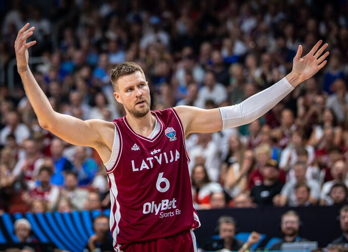 K.Porzingis kol kas tritaškius meta 20 proc. tikslumu (FIBA nuotr.)