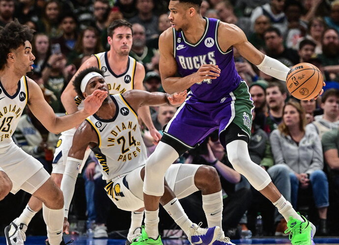 Kietai stabdytas G.Antetokounmpo prisirinko pražangų (Scanpix nuotr.)