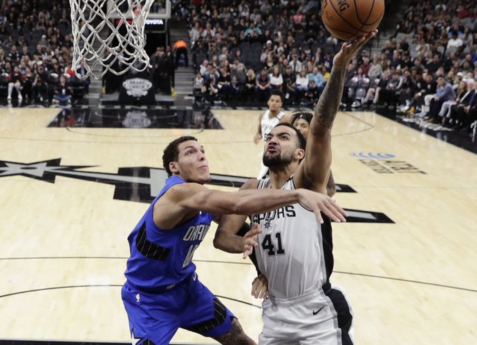 „Spurs“ laimėjo sunkiai (Scanpix nuotr.)